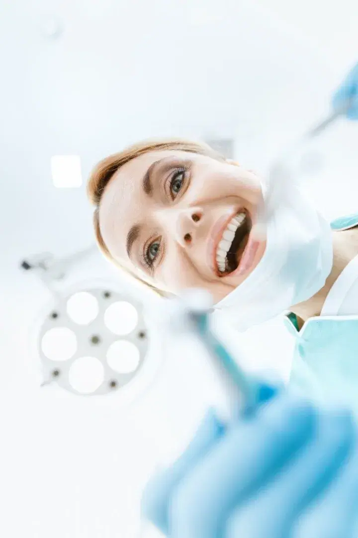Dentista sorrindo no consultório durante atendimento de ortodontia — capa de reel para clínica odontológica